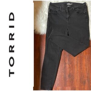 Torrid Women's Plus Size high waisted Super Stretch Denim Jegging Size 16